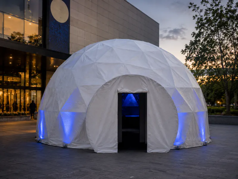 Tholus Venue, planetario semipermanente illuminato davanti a una venue
