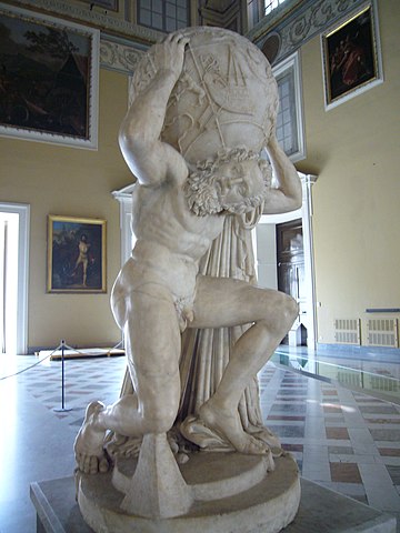 Atl text: Statua antica di un eroe mitologico in marmo, esposta in un museo, dettagli artistici e dettagli storici evidenziati.