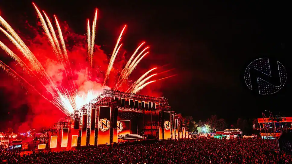 Festa musicale con fuochi d'artificio e grande folla, scena di un festival all'aperto con illuminazioni e spettacoli dal vivo. Immagine di eventi musicali e intrattenimento dal vivo.